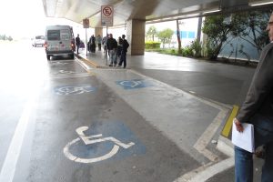 foto da entrada do aeroporto afonso pena. rampa de acesso para deficientes físicos