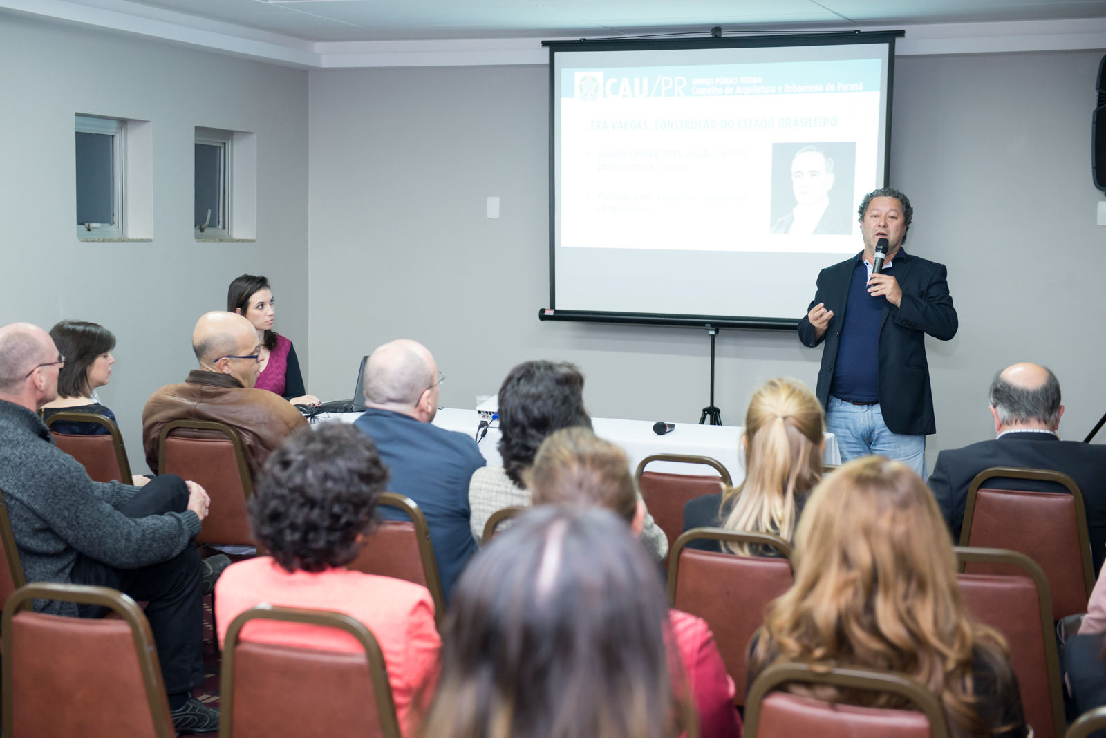 Profissionais de Londrina e região participam do Encontro com Arquitetos com o presidente do CAU/PR, Jeferson Dantas Navolar.